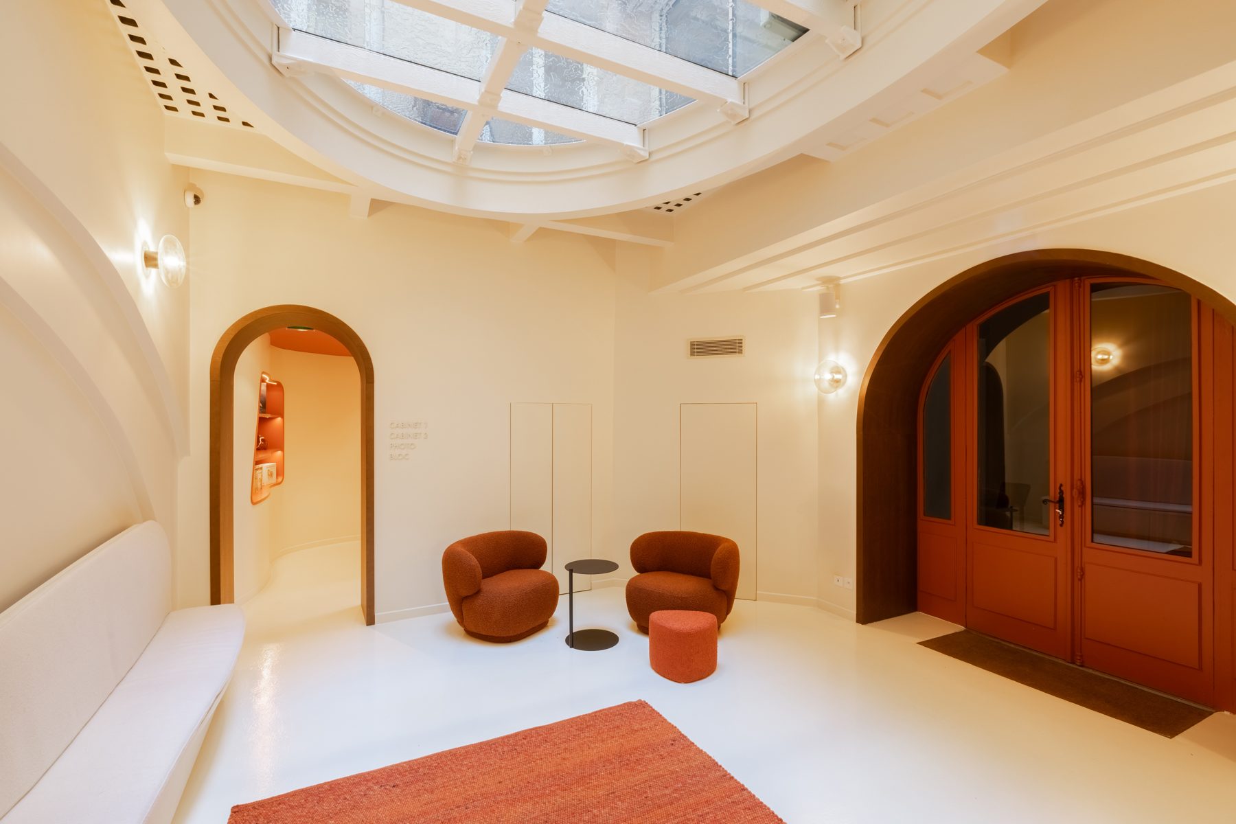 Salle d'attente du Cabinet dentaire du Grand Théâtre à Bordeaux : verrière, arches et fauteuils terracotta